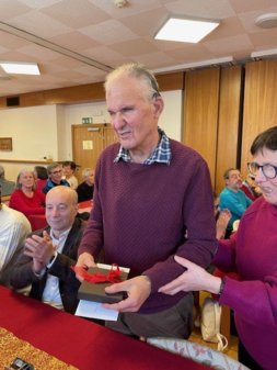 Franz wird mit der Medaille für 50 Jahre Mitgliedschaft geehrt